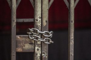 closeup-chained-sliding-grille-door_i